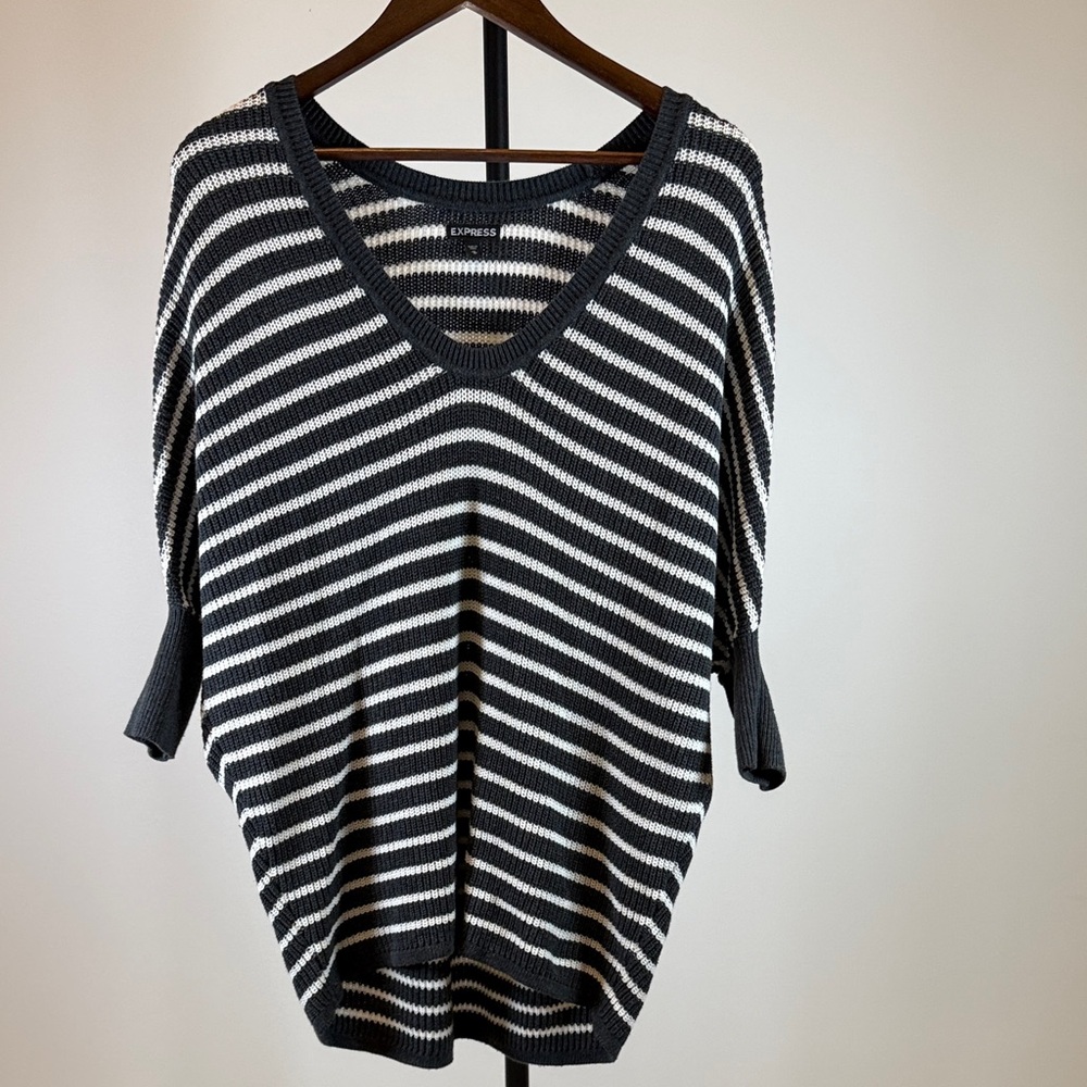 Express Striped V-Neck Relaxed Dolman Sleeve Sweater Gray/White. Size M